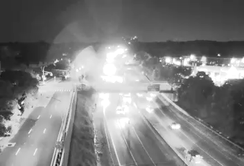 Live traffic camera view: Long Island Expressway at 220th Street (Queens gateway), sourced from 511NY