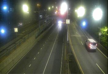 Live traffic camera view: Manhattan Bridge lower level, sourced from NYC DOT